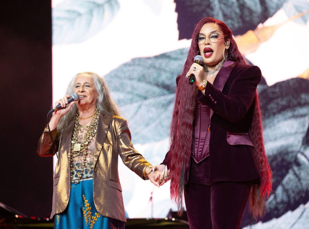 Dueto de Maria Bethânia com Gloria Groove ganha registro fonográfico em álbum de prêmio que louvou Alcione