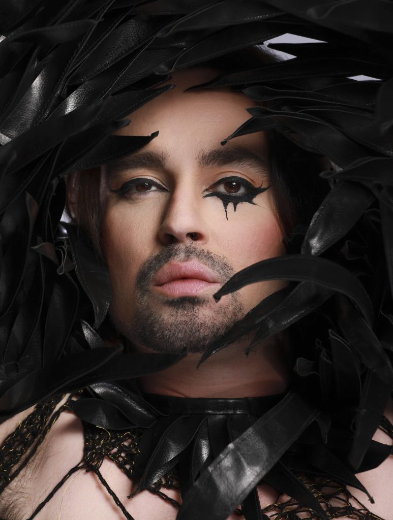 Johnny Hooker programa ‘Macumba’ para 2025 para celebrar os 10 anos do álbum autoral que lhe deu projeção