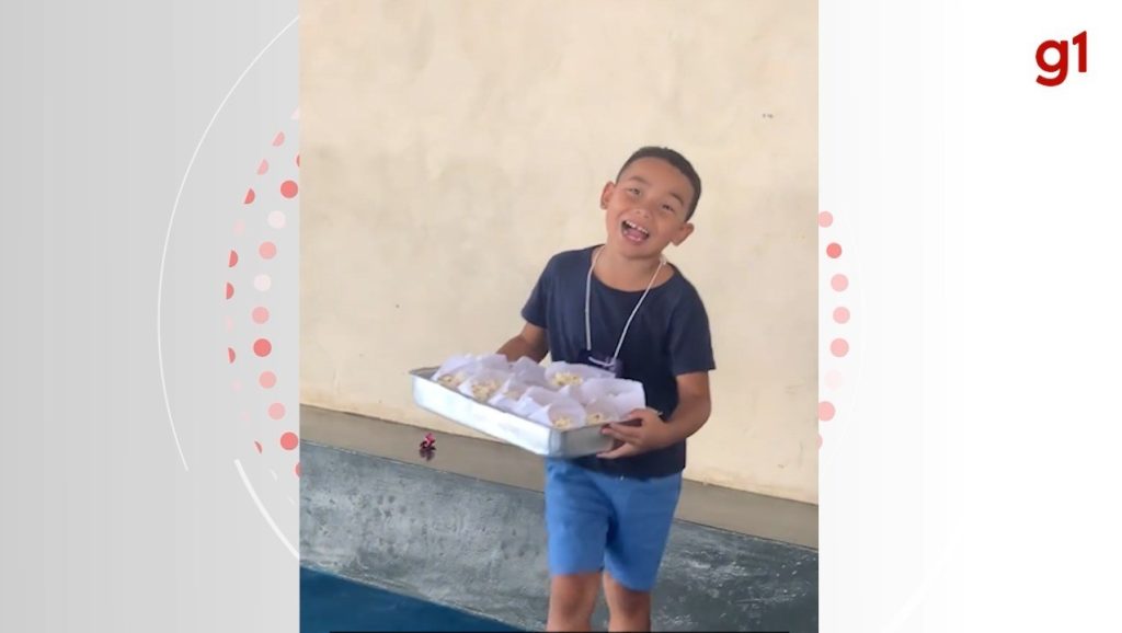 Vídeo de criança sorrindo ao encontrar os pais em evento na escola encanta web e chega a milhões de visualizações