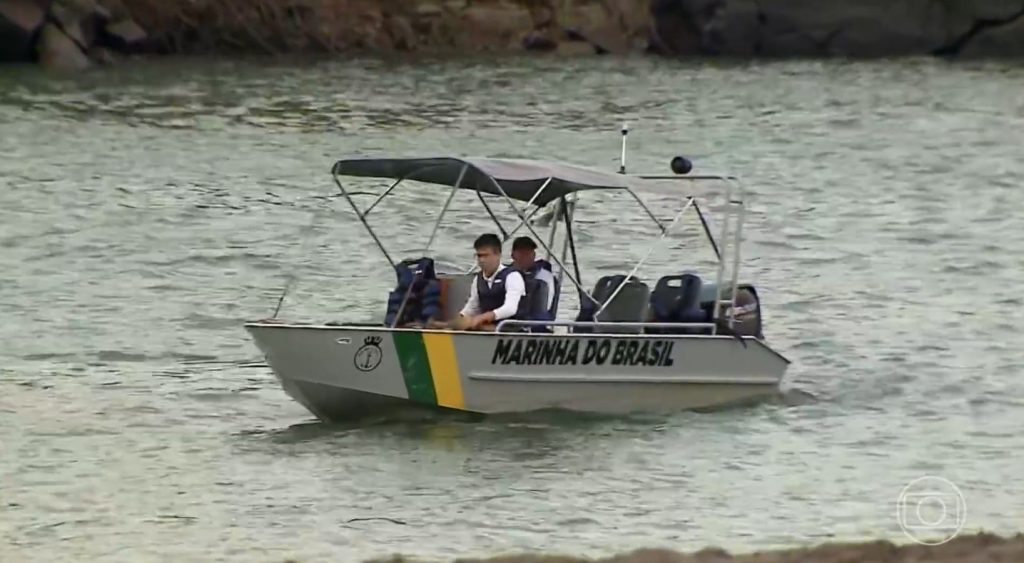 Corpo de vítima da queda de ponte é resgatado por mergulhadores após ser encontrado por drones entre os escombros