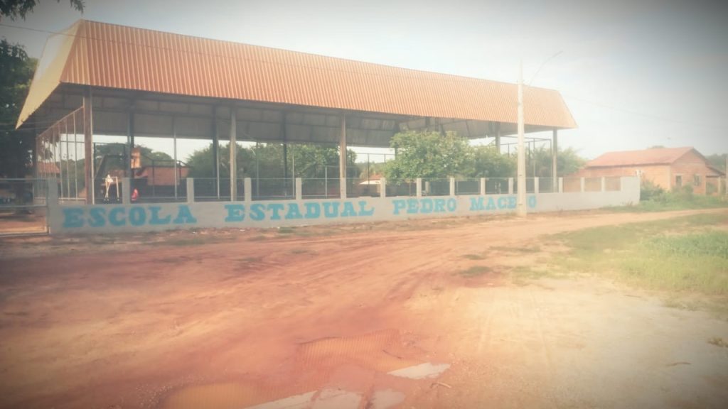 Pais de alunos reclamam após serem surpreendidos com aviso sobre fechamento de escola