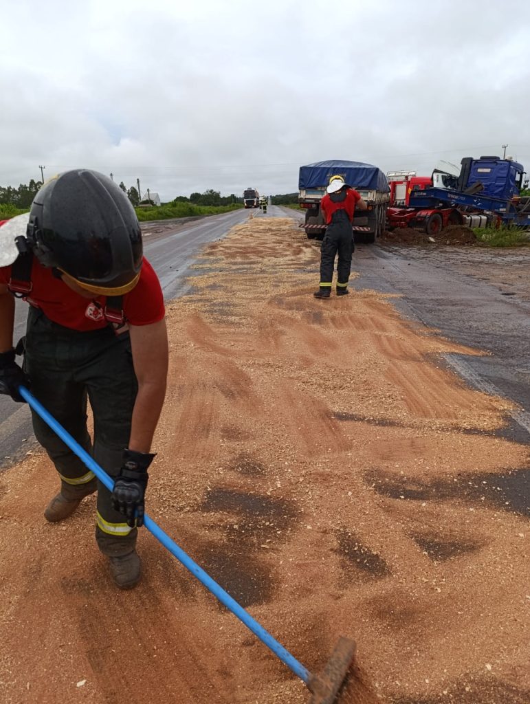 Motorista é resgatado pelos Bombeiros após cabine de carreta ser esmagada em acidente