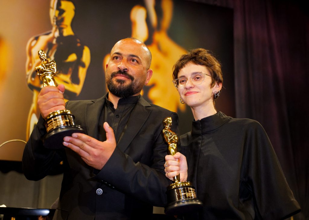 Cineasta palestino vencedor do Oscar foi espancado por soldados israelenses após ser preso, diz codiretor