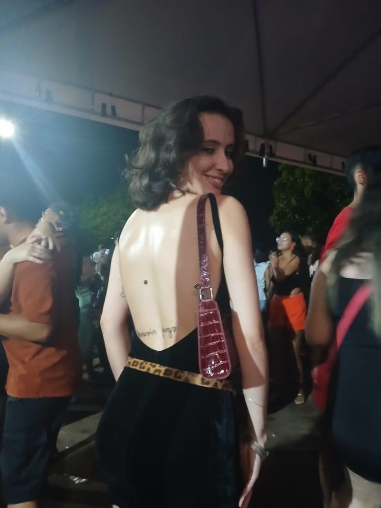 Bloquinho de carnaval entrega Oscar gigante para vencedora do concurso de sósias da Fernanda Torres