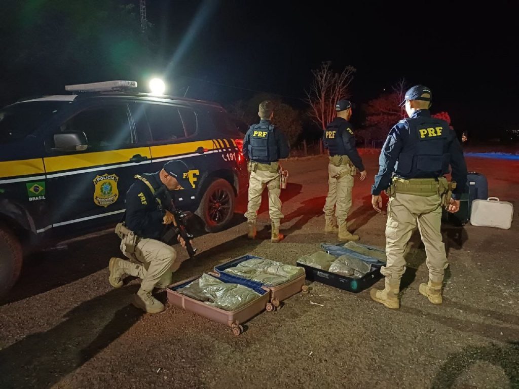 PRF apreende 26 kg de maconha em malas de passageira durante abordagem em ônibus
