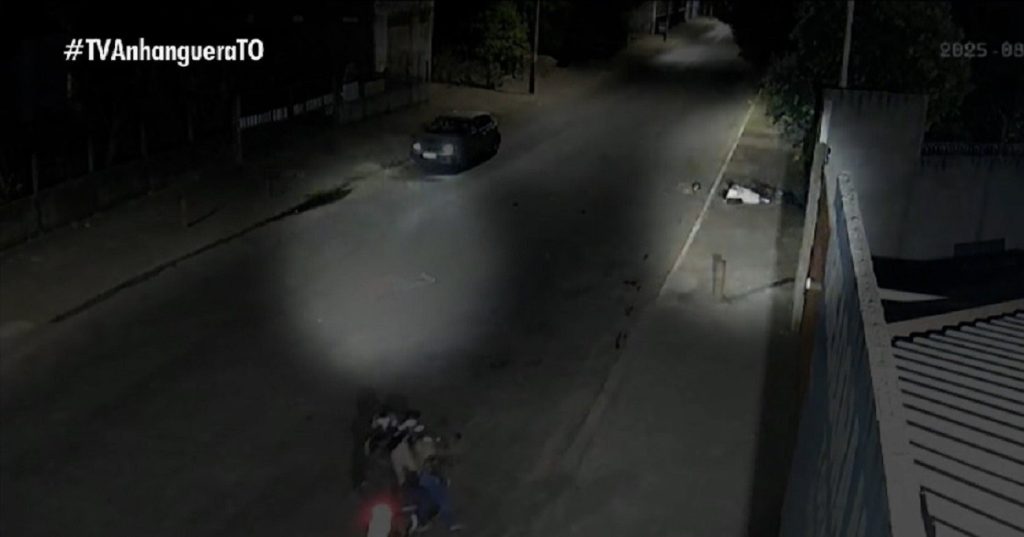 Vídeo mostra moto atropelando pedestre em rua; três ficaram feridos