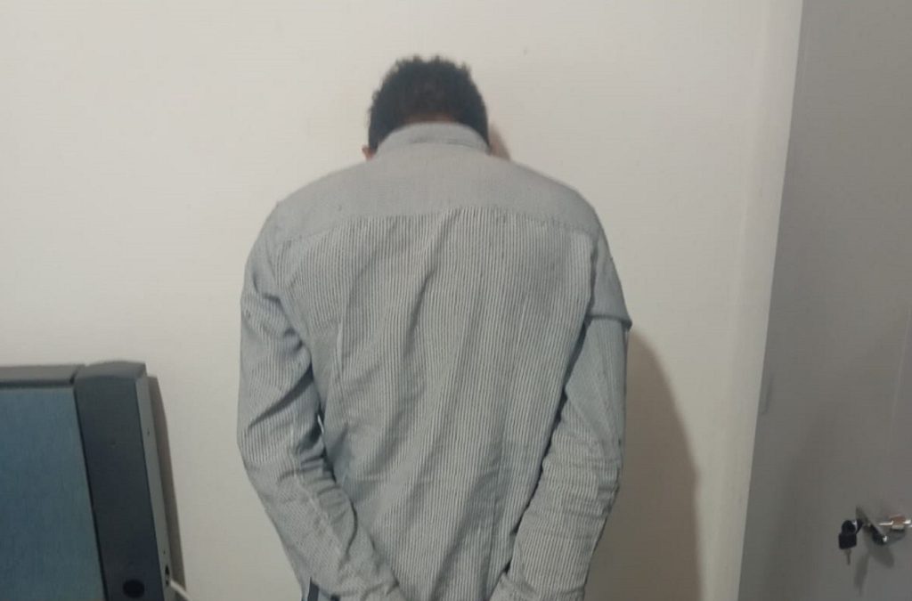 Homem é preso suspeito de imobilizar e estuprar jovem após arrastá-la para casa abandonada