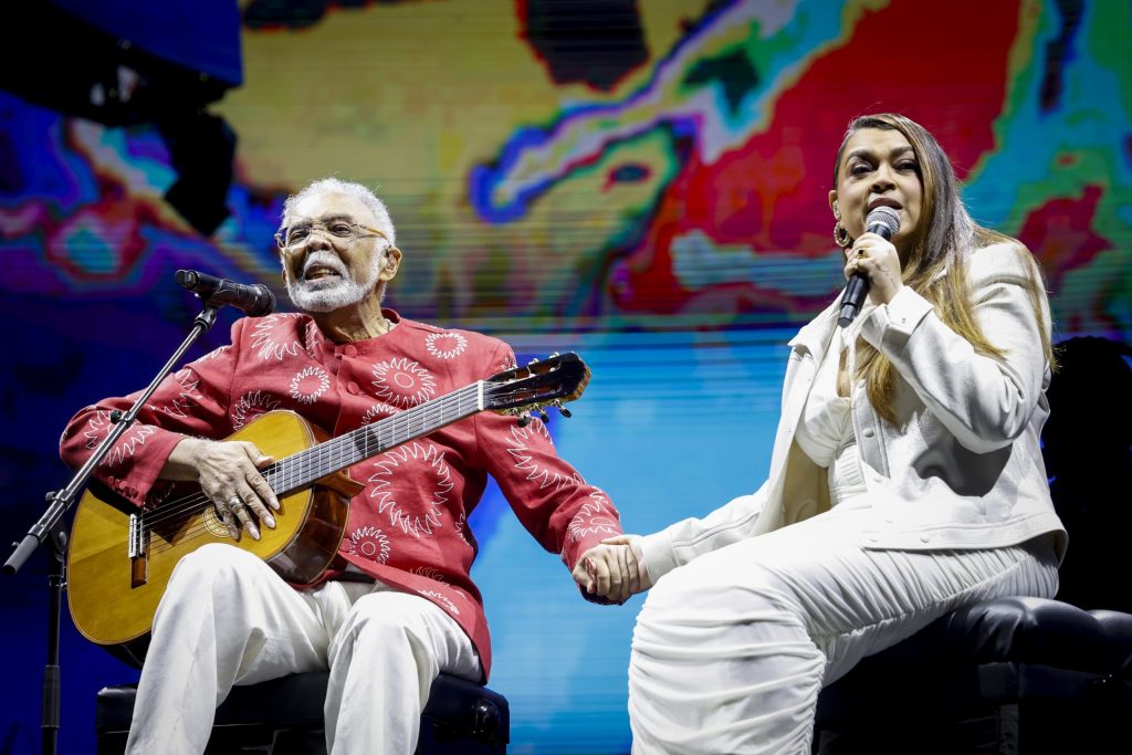 Gilberto Gil faz homenagem a Preta Gil e canta com Roberto Carlos em último show em SP