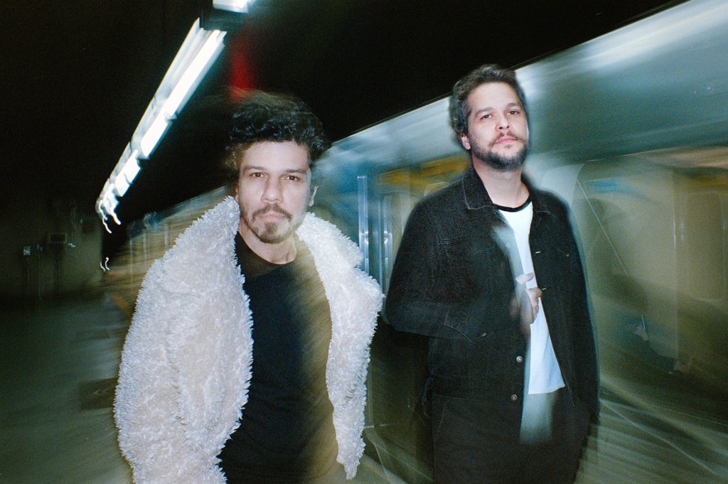 Vanguart tenta voltar para o trilho inicial em ‘Estação liberdade’, álbum sobre o vaivém existencial do trem da vida