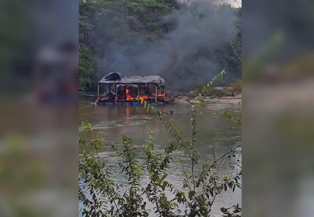 Polícia prende suspeitos e destrói balsa usada no garimpo ilegal em rio do Tocantins