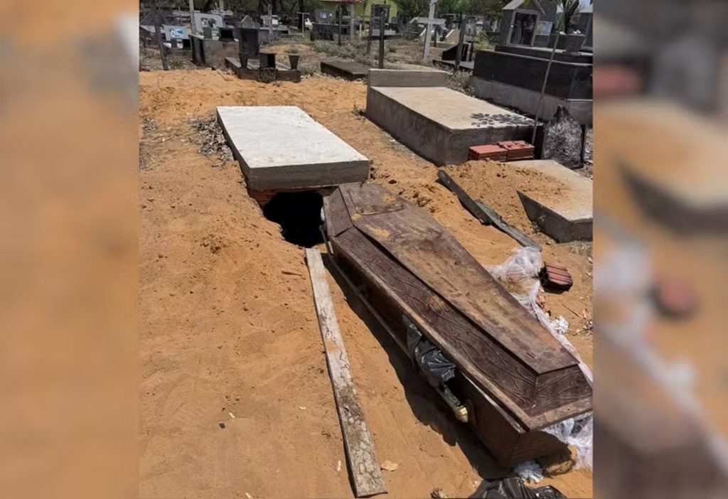 Caixão com corpo dentro é encontrado fora do túmulo em cemitério no interior do Tocantins