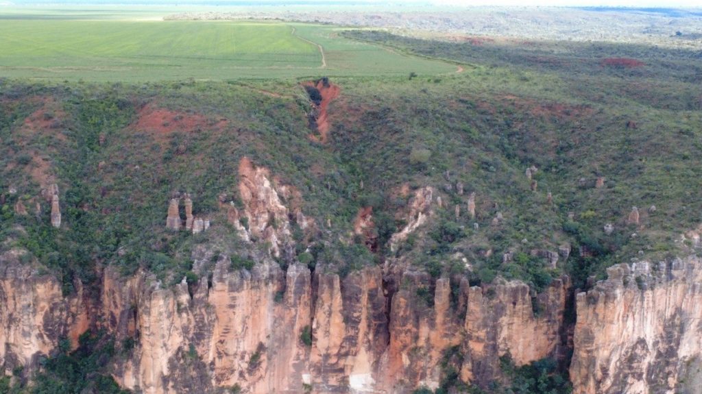 Agricultores podem pagar multa de R$ 100 mil por dia após crime ambiental que causou cratera e afetou nascente nas Serras Gerais