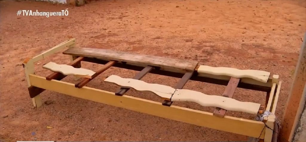 Cama abandonada vira banco improvisado em ponto de ônibus de Palmas