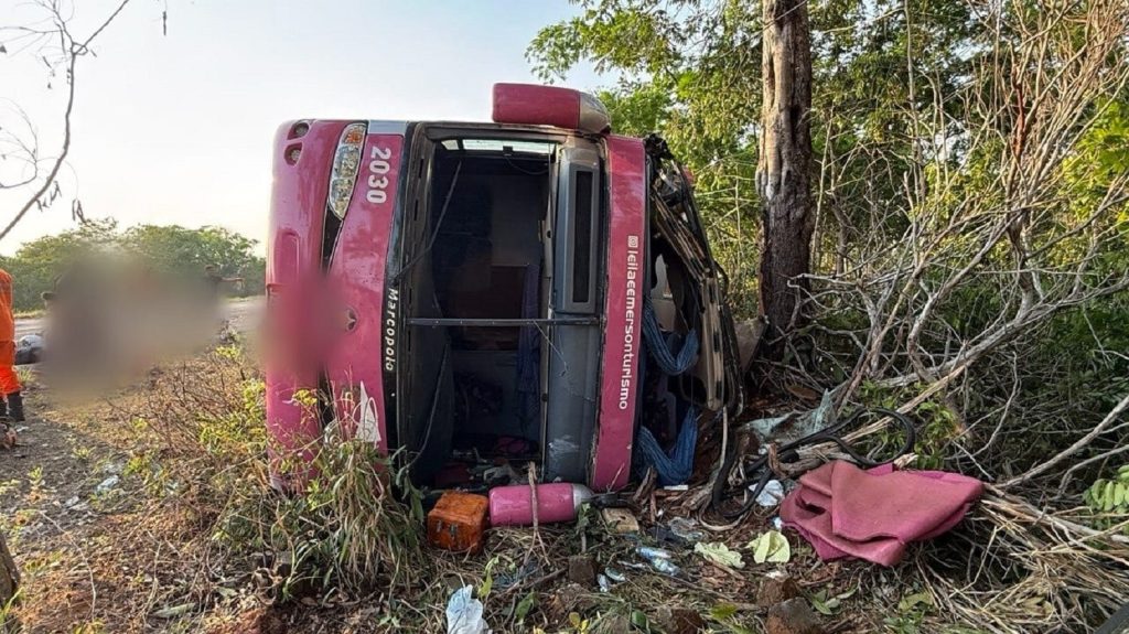 Dois dos 46 passageiros de ônibus que tombou na BR-230 continuam internados, diz SES