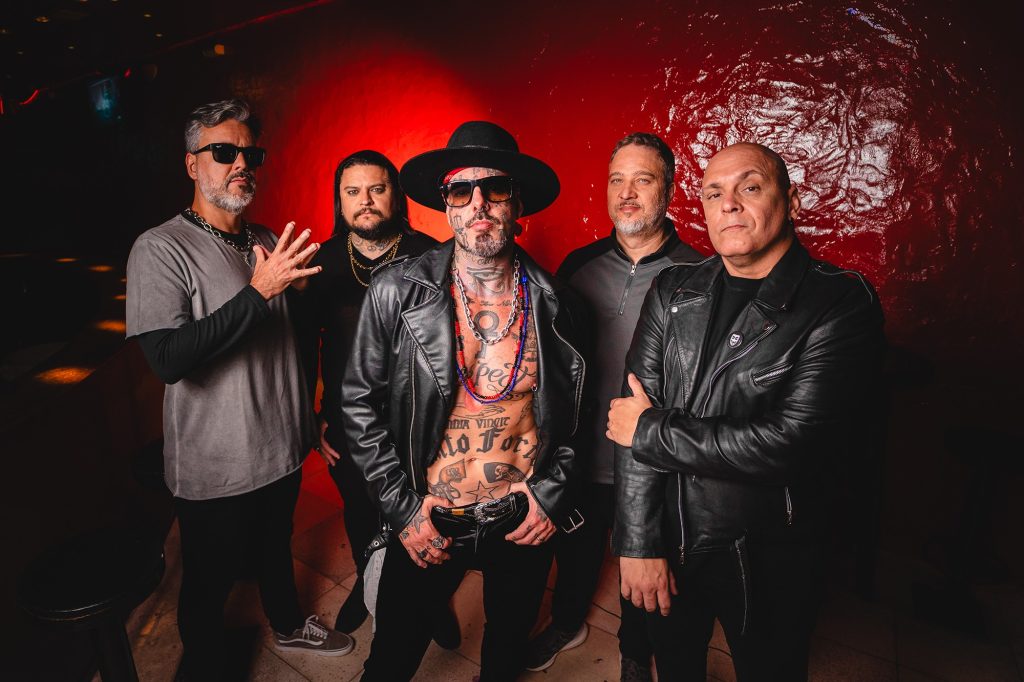 Banda Detonautas esboça uma virada pop em álbum programado para março e produzido por Pablo Bispo e Ruxell