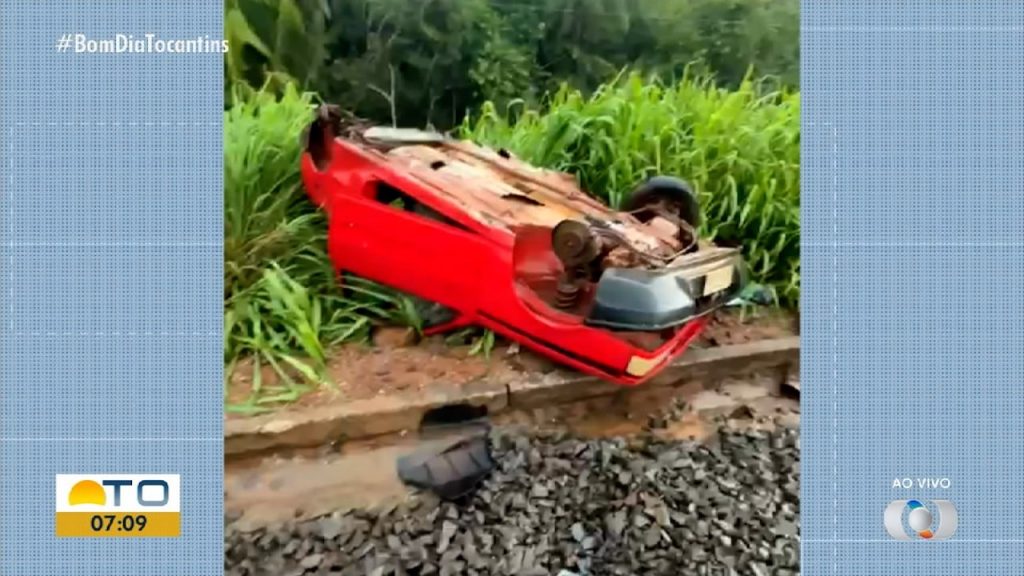 Carro fica destruído após enguiçar em cima da Ferrovia Norte-Sul e ser arrastado por trem; vídeo