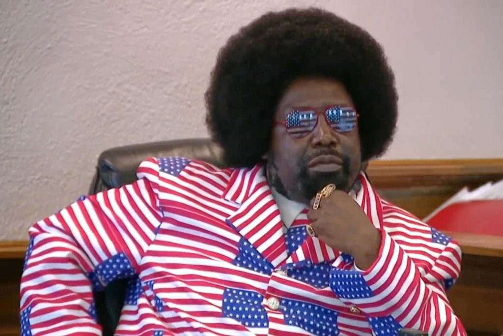 Rapper do hit ‘Because I got high’ tem casa invadida por policiais, zoa em músicas, é processado e vence