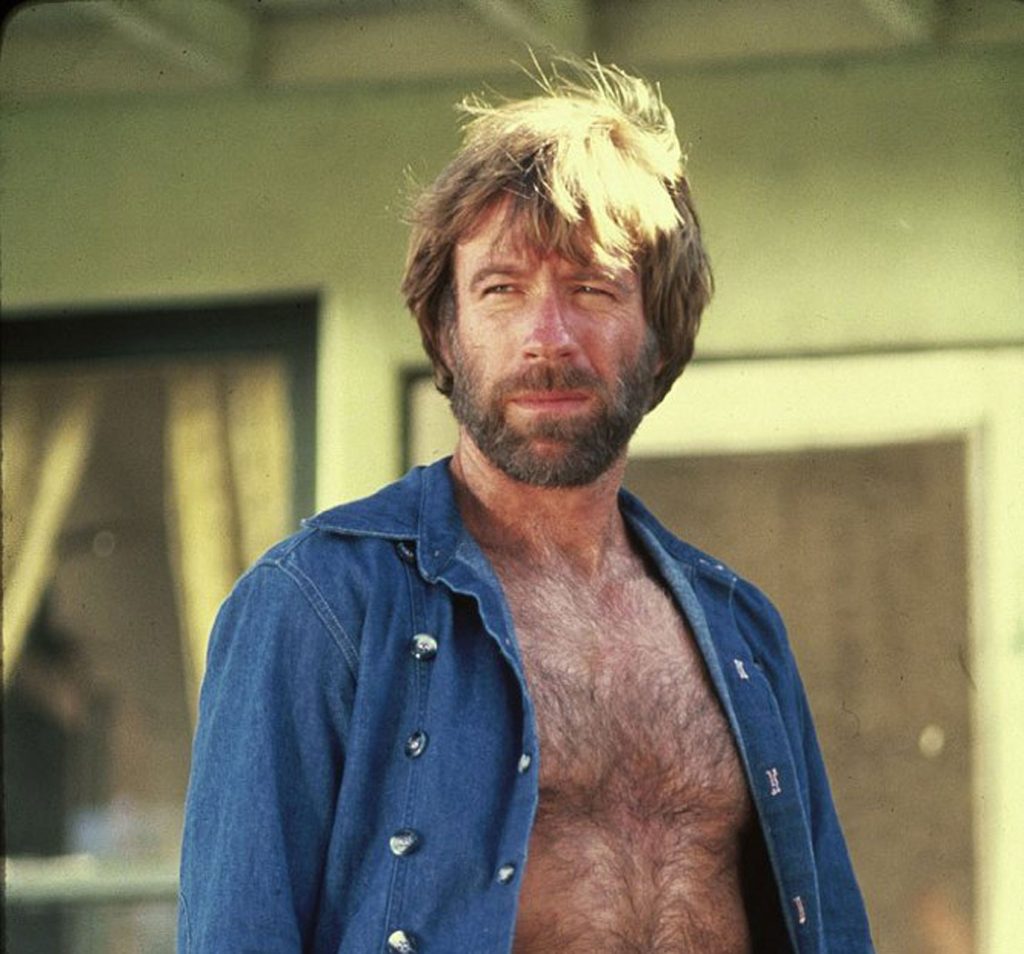 Chuck Norris é hospitalizado após emergência médica no Havaí, diz site