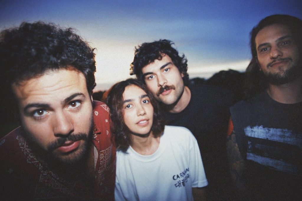 Supergrupo do pop rock, Foto em Grupo diz que é ‘nepobaby de si mesmo’