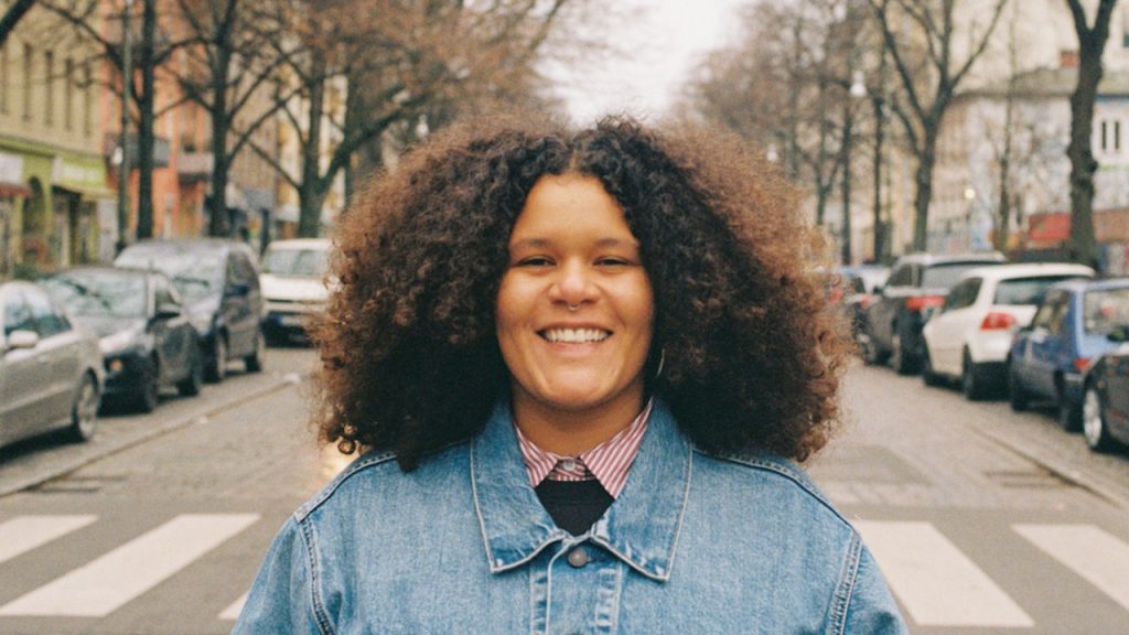 Quem é Jadsa, cantora que mistura MPB com rock e abre palco principal do Lolla neste sábado