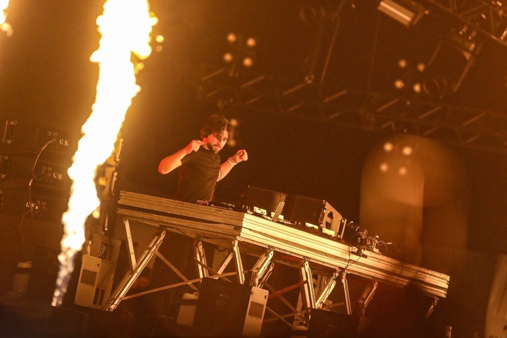 Skrillex faz set ‘fritação’ com direito a funk, reggae e Whitney Houston