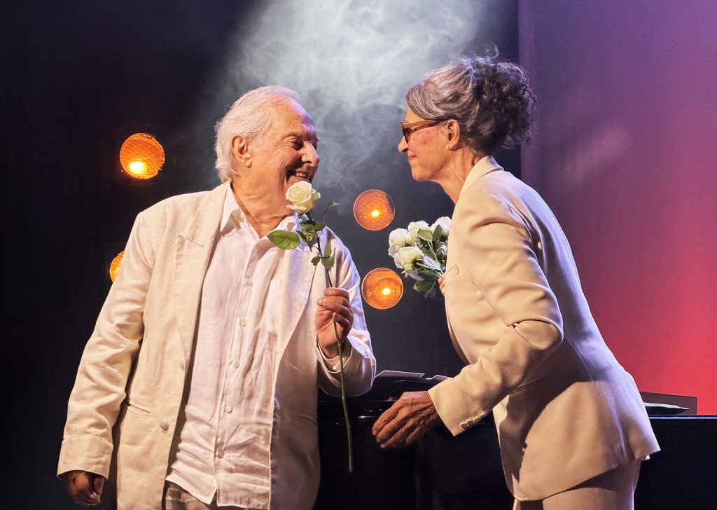 Francis Hime e Simone conduzem show ‘Embarcação’ a um céu de canções amplificadas pela paixão e pelo afeto