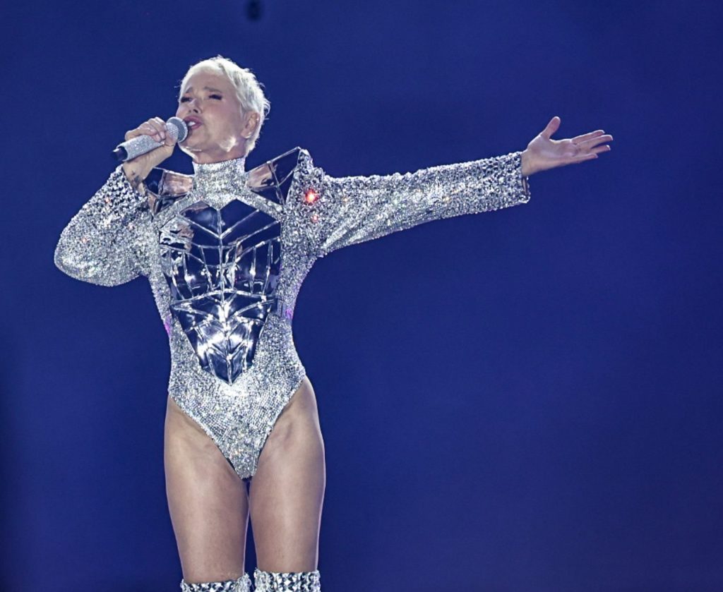 Xuxa ironiza comentários sobre figurino da turnê: ‘Último voo da virilha’