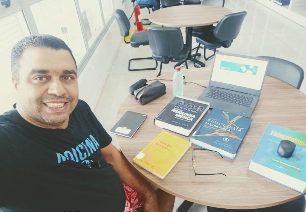 Ex-detento conclui 8º período de medicina, recebe convite para palestra e desabafa: ‘sempre há preconceito’