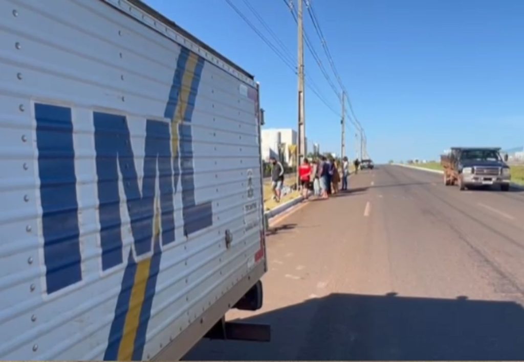 Motociclista morre e mulher fica ferida após moto bater contra poste na BR-153