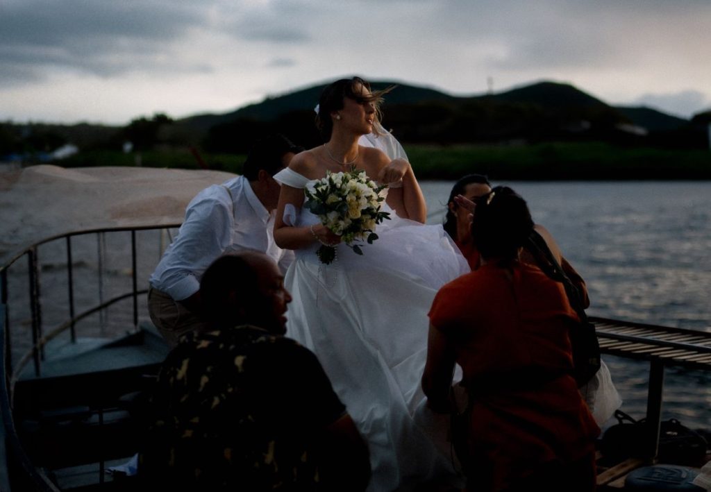 Após tempestade adiar cerimônia, noiva realiza casamento em praia no TO: ‘Tinha certeza que daria certo’