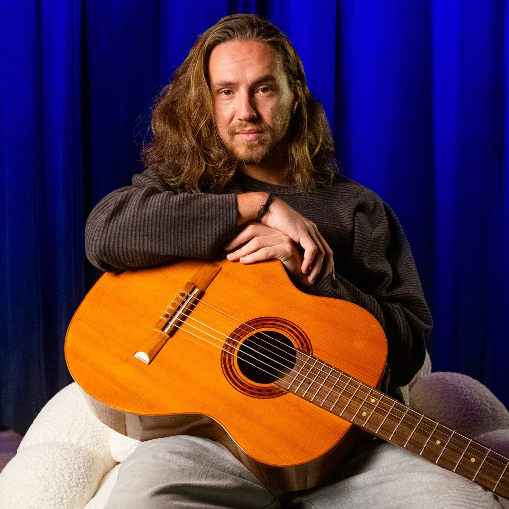 Vitor Kley regrava canção do Barão Vermelho e recicla sete músicas do próprio repertório em álbum redundante