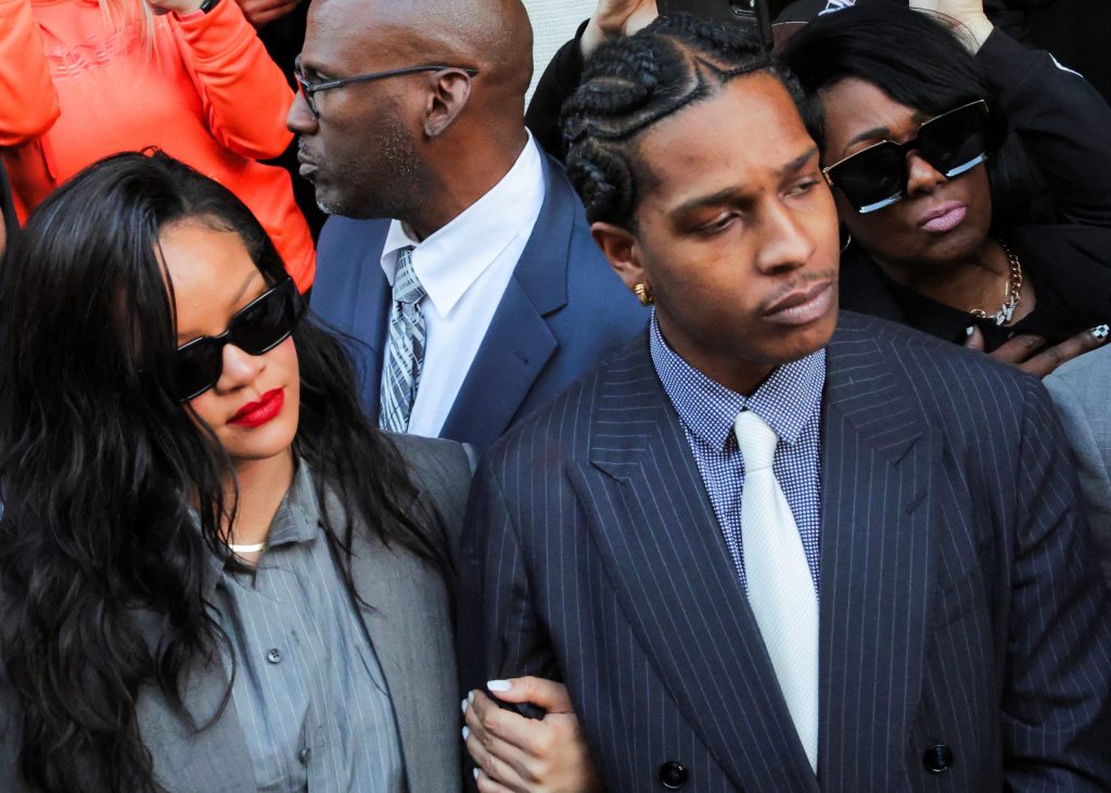 Mulher acusada de atirar na casa de Rihanna é indiciada por tentativa de homicídio